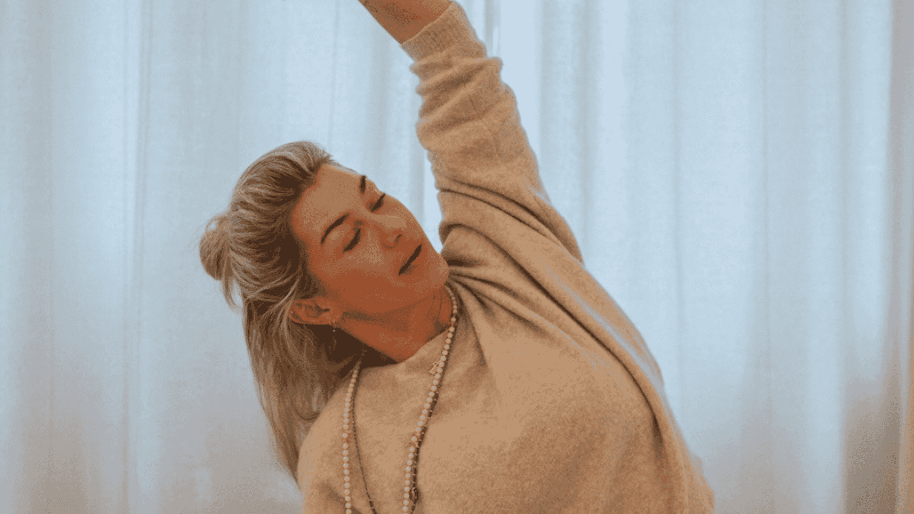 Dominique Scharax bei einer Stretching-Session
