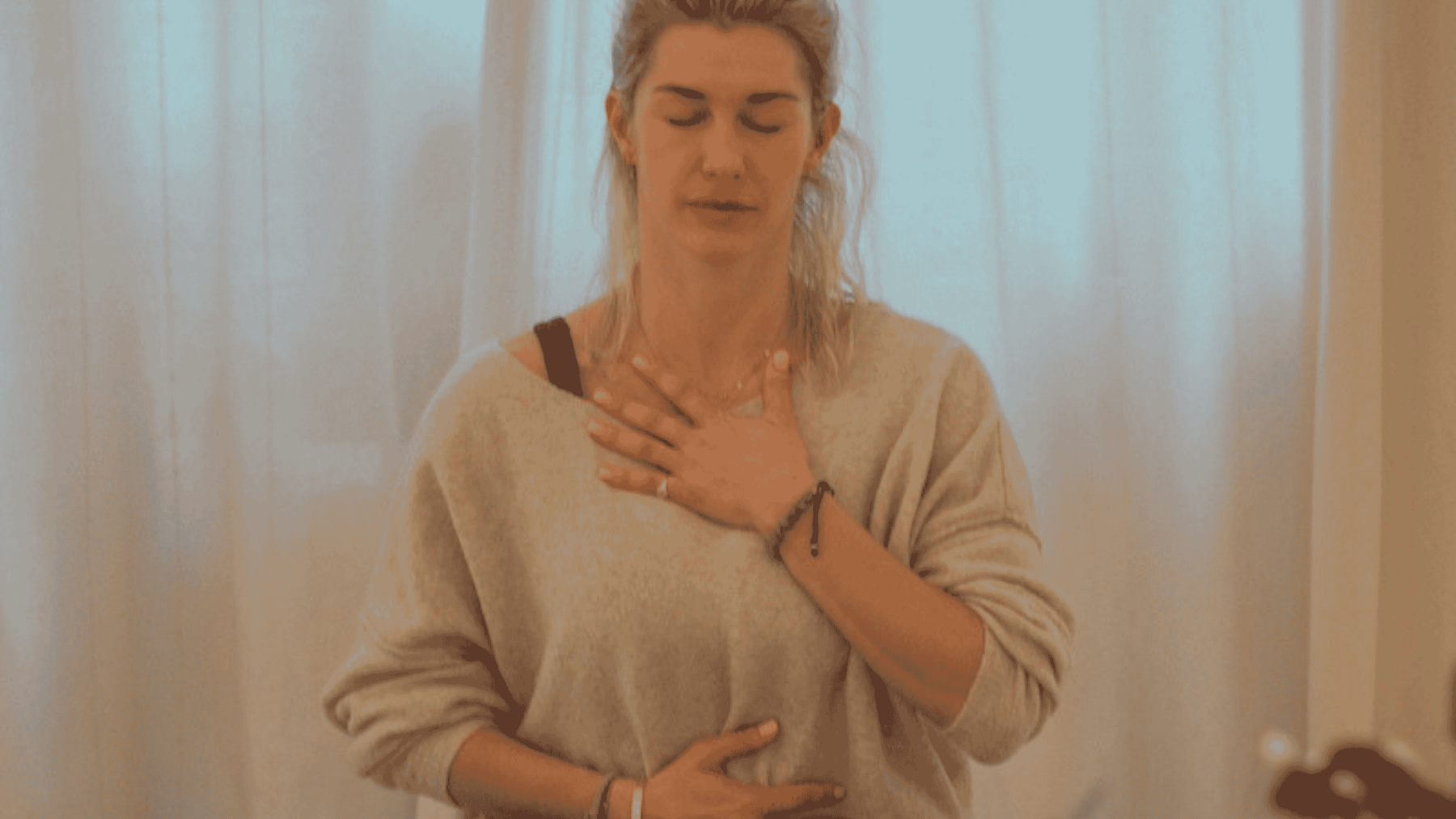 Dominique Scharax bei einer Breathwork-Session